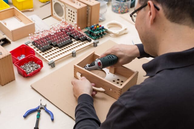 The handle is screwed onto hörbert