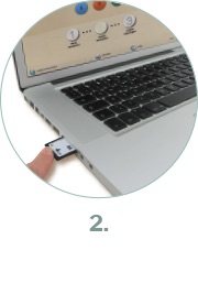 Speicherkarte wird in ein Macbook geschoben